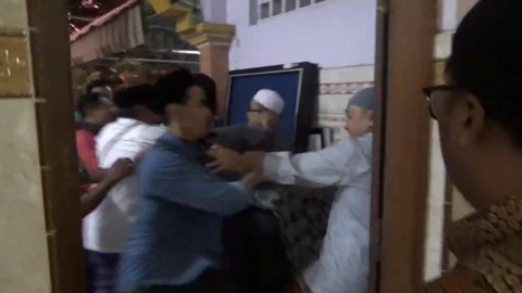 Kericuhan akibat berebut menjadi imam masjid saat hendak salat maghrib berjamaah di dalam Masjid Al Muttaqun, Kelurahan Manisrenggo, Kota Kediri, pada Rabu (13/12/2023). Foto: Dok. Istimewa