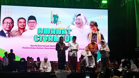 Kelima tokoh lintas agama dan budaya membacakan Amanat Ciganjur yang dipimpin oleh istri Gus Dur, Sinta Nuriyah Abdurrahman Wahid, dalam acara Haul ke-14 Gus Dur, di Ciganjur, Jakarta Selatan, Sabtu (16/12/2023). Foto: Thomas Bosco/kumparan
