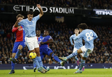 Rico Lewis (kanan) mencetak gol kedua Manchester City kala menjamu Crystal Palace dalam pertandingan Liga Inggris di Stadion Etihad, Manchester, Inggris, pada Sabtu (16/12). Foto: Jason Cairnduff/Reuters