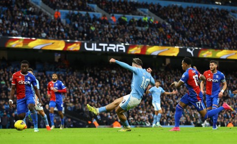Jack Grealish (tengah) mencetak gol pertama Manchester City kala menjamu Crystal Palace dalam pertandingan Liga Inggris di Stadion Etihad, Manchester, Inggris, pada Sabtu (16/12). Foto: Jason Cairnduff/Reuters