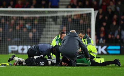 Pertandingan Liga Inggris antara Bournemouth vs Luton Town di Stadion Vitality, Bournemouth, Inggris, dihentikan setelah kapten tim tamu, Tom Lockyer, kolaps pada Sabtu (16/12). Foto: Toby Melville/Reuters