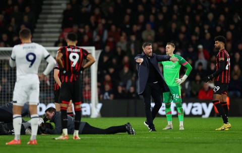 Pertandingan Liga Inggris antara Bournemouth vs Luton Town di Stadion Vitality, Bournemouth, Inggris, dihentikan setelah kapten tim tamu, Tom Lockyer, kolaps pada Sabtu (16/12). Foto: Toby Melville/Reuters