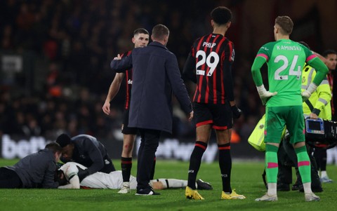 Pertandingan Liga Inggris antara Bournemouth vs Luton Town di Stadion Vitality, Bournemouth, Inggris, dihentikan setelah kapten tim tamu, Tom Lockyer, kolaps pada Sabtu (16/12). Foto: Toby Melville/Reuters