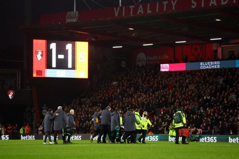 Pertandingan Liga Inggris antara Bournemouth vs Luton Town di Stadion Vitality, Bournemouth, Inggris, dihentikan setelah kapten tim tamu, Tom Lockyer, kolaps pada Sabtu (16/12). Foto: Toby Melville/Reuters