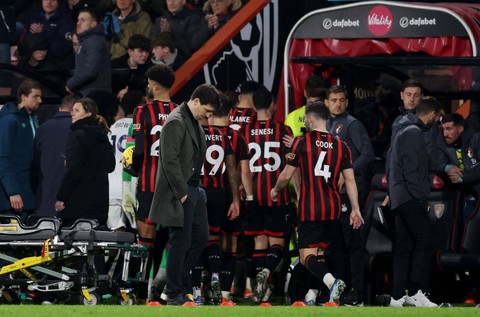 Pertandingan Liga Inggris antara Bournemouth vs Luton Town di Stadion Vitality, Bournemouth, Inggris, dihentikan setelah kapten tim tamu, Tom Lockyer, kolaps pada Sabtu (16/12). Foto: Toby Melville/Reuters