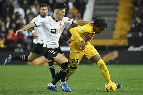 Pertandingan Liga Spanyol antara Valencia vs Barcelona di Stadion Mestalla, Valencia, Barcelona, pada Minggu (17/12). Foto: Jose Jordan/AFP