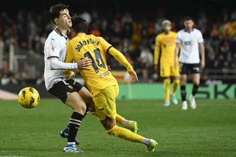 Pertandingan Liga Spanyol antara Valencia vs Barcelona di Stadion Mestalla, Valencia, Barcelona, pada Minggu (17/12). Foto: Jose Jordan/AFP