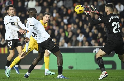 Pertandingan Liga Spanyol antara Valencia vs Barcelona di Stadion Mestalla, Valencia, Barcelona, pada Minggu (17/12). Foto: Jose Jordan/AFP