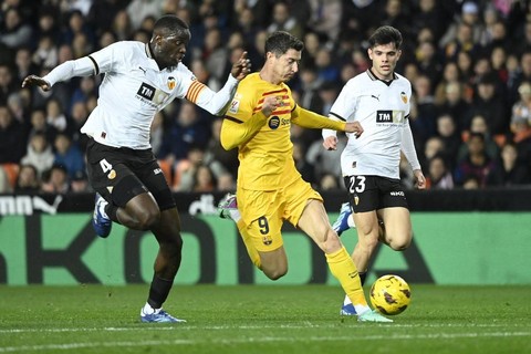 Pertandingan Liga Spanyol antara Valencia vs Barcelona di Stadion Mestalla, Valencia, Barcelona, pada Minggu (17/12). Foto: Jose Jordan/AFP
