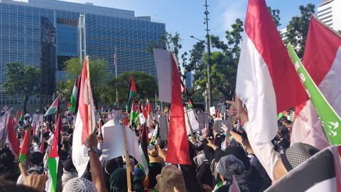 Peserta aksi bela Palestina bersama-sama menunjuk Kedubes AS, Minggu (13/12/2023). Foto: Nabila Ulfa/kumparan