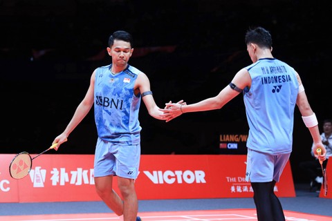 Fajar Alfian/Muhammad Rian Ardianto beraksi dalam partai semifinal BWF World Tour Finals 2023 di China. Foto: PBSI