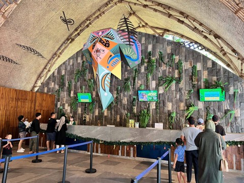 Antrean pengunjung yang ingin membeli tiket di Solo Safari, Sabtu (16/12/2023). Foto: Gitario Vista Inasis/kumparan