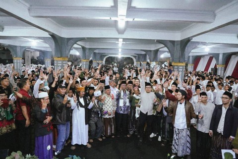 Mahfud MD berkunjung ke Pondok Pesantren Fauzan, Garut, Jawa Barat dalam acara Gebyar Sholawat pada Jumat (15/12/23). Foto: Dok. Istimewa