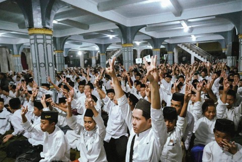 Mahfud MD berkunjung ke Pondok Pesantren Fauzan, Garut, Jawa Barat dalam acara Gebyar Sholawat pada Jumat (15/12/23). Foto: Dok. Istimewa
