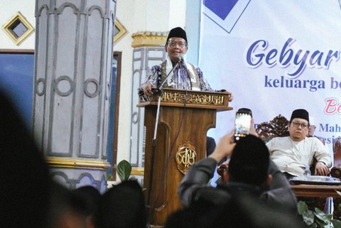 Mahfud MD berkunjung ke Pondok Pesantren Fauzan, Garut, Jawa Barat dalam acara Gebyar Sholawat pada Jumat (15/12/23). Foto: Dok. Istimewa
