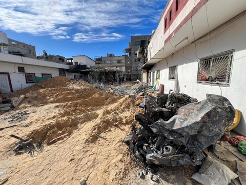 Kerusakan akibat serangan Israel di rumah sakit Kamal Adwan di Jalur Gaza Utara, Sabtu (16/12/2023). Foto: Fadi Alwhidif/Reuters