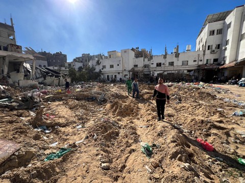 Kerusakan akibat serangan Israel di rumah sakit Kamal Adwan di Jalur Gaza Utara, Sabtu (16/12/2023). Foto: Fadi Alwhidif/Reuters