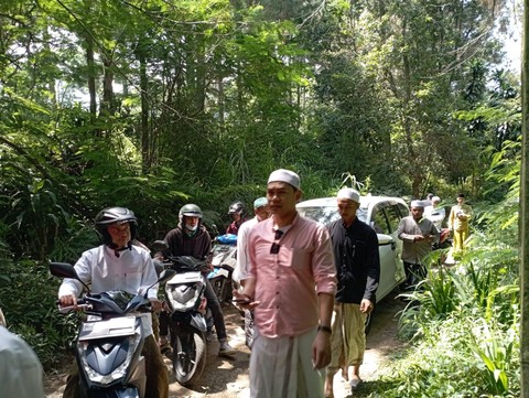 Jemaah padati Markaz Syariah di Megamendung, Kabupaten Bogor, Jabar, Minggu (17/12). Mereka datang untuk mengikuti pemakaman istri Habib Rizieq Shihab, Syarifah Fadhlun Yahya. Foto: Dok. Istimewa