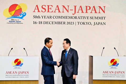 Presiden Jokowi memberi keteranganbersama PM Jepang Kishida Fumiko di Hotel The okura, Tokyo, Jepang. Foto: Laily Rachev/Biro Pers Sekretariat Presiden