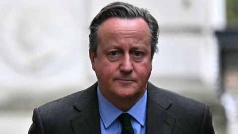 Menteri Luar Negeri Inggris David Cameron berjalan dari Kantor Luar Negeri, Persemakmuran dan Pembangunan (FCDO) untuk menghadiri rapat kabinet di 10 Downing Street di pusat kota London pada 5 Desember 2023. Foto: Ben Stansall / AFP