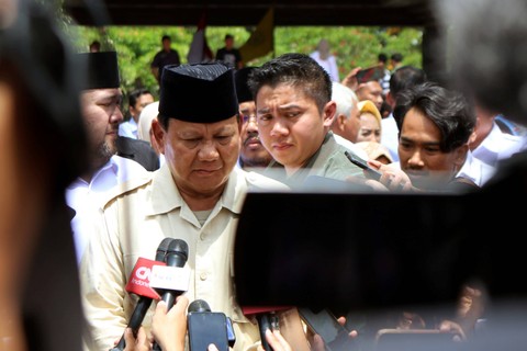 Capres Nomor urut 2 Prabowo Subianto menjawab pertanyaan wartawan usai berziarah ke Makam Presiden Soekarno di Blitar, Jawa Timur, MInggu (17/12/2023). Foto: Irfan Anshori/Antara Foto
