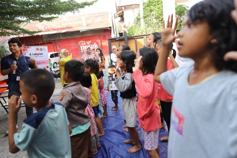 Sejumlah anak korban kebakaran di Jalan Manggarai Selatan mengikuti trauma healing Kelurahan Manggarai, Tebet, Jakarta Selatan, Minggu (17/12/2023). Foto: Iqbal Firdaus/kumparan