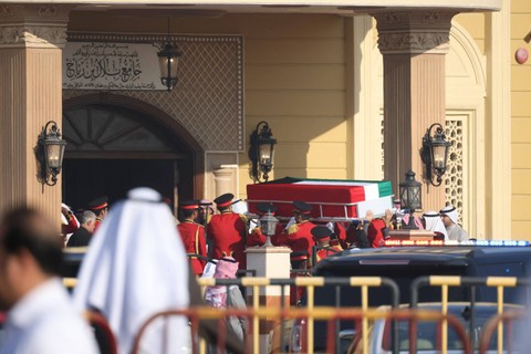 Peti jenazah Emir Kuwait Sheikh Nawaf al-Ahmad Al-Sabah dibawa dari Masjid Bilal bin Rabah selama prosesi pemakaman di Kota Kuwait, Minggu (17/12/2023). Foto: YASSER AL-ZAYYAT / AFP