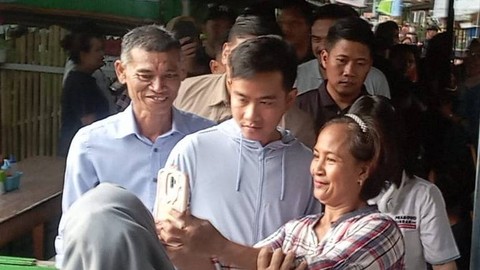 Cawapres nomor urut 2 Gibran Rakabuming Raka blusukan ke Tepian Sungai Kapuas dan Kampung Batik, Pontianak, Kalimantan Barat, Minggu (17/12/2023). Foto: Fadlan Nuril Fahmi/kumparan