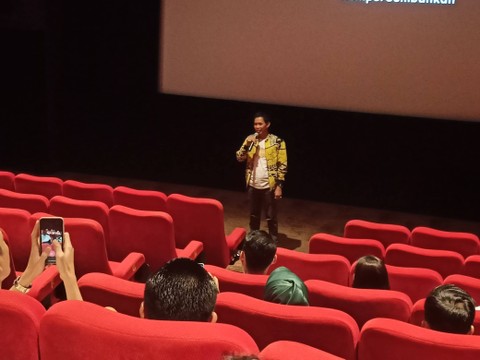Anggota KPU Lampung Antonius Cahyalana saat memberikan sosialisasi tentang film berjudul "Kejarlah Janji". | Foto : Galih Prihantoro/ Lampung Geh