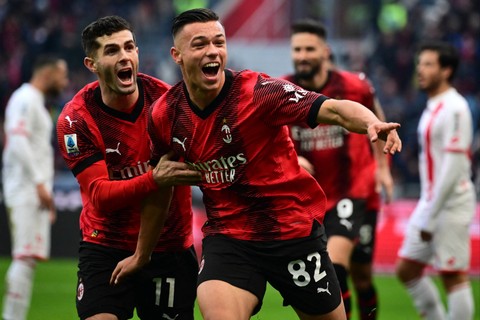 Selebrasi pemain AC Milan Jan Carlo Simic usai mencetak gol ke gawang Monza pada pertandingan Liga Italia di Stadion San Siro, Milan, Italia, Minggu (17/12/2023). Foto: Marco BERTORELLO / AFP