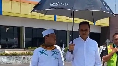 Momen ustaz Das'ad Latif sepayung berdua dengan Anies Baswedan. Foto: Instagram/@dasadlatif1212
