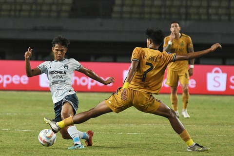 Pemain Persita Tangerang Rifky DS (kiri) berebut bola dengan pemain Bhayangkara Presisi Indonesia FC M Ragil pada lanjutan Liga 1 di Stadion Patriot Chandrabhaga, Bekasi, Jawa Barat, Minggu (17/12/2023). Foto: Fakhri Hermansyah/ANTARA FOTO