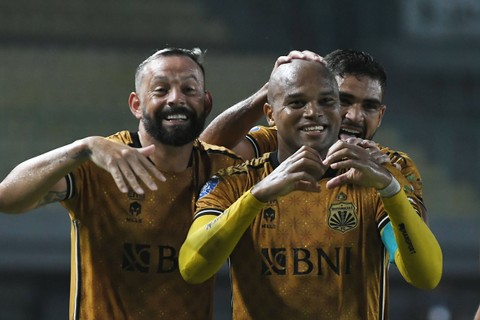 Selebrasi pemain Bhayangkara Presisi Indonesia FC Anderson Salles (tengah) usai mencetak gol ke gawang Persita Tangerang pada lanjutan Liga 1 di Stadion Patriot Chandrabhaga, Bekasi, Jawa Barat, Minggu (17/12/2023). Foto: Fakhri Hermansyah/ANTARA FOTO