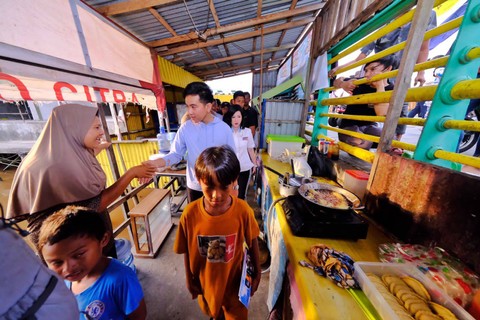 Gibran Blusukan ke Perkampungan di Sekitar Sungai Kapuas Foto: Dok. Istimewa