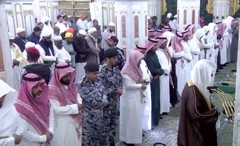 Salat gaib di Masjid Nabawi, Madinah, untuk almarhum emir Kuwait, Minggu (17/12/2023). Foto: Dok. AlekhbariyaTV