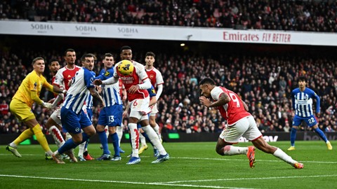 Pemain Arsenal Gabriel Jesus mencetak gol ke gawang Brighton & Hove Albion pada pertandingan Liga Inggris di Stadion Emirates, London, Inggris, Minggu (17/12/2023). Foto: Dylan Martinez/REUTERS
