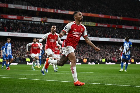 Selebrasi pemain Arsenal Gabriel Jesus usai mencetak gol ke gawang Brighton & Hove Albion pada pertandingan Liga Inggris di Stadion Emirates, London, Inggris, Minggu (17/12/2023). Foto: Dylan Martinez/REUTERS