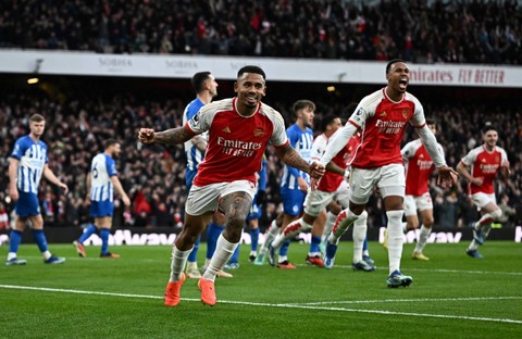 Selebrasi pemain Arsenal Gabriel Jesus usai mencetak gol ke gawang Brighton & Hove Albion pada pertandingan Liga Inggris di Stadion Emirates, London, Inggris, Minggu (17/12/2023). Foto: Dylan Martinez/REUTERS