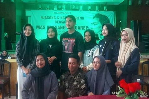 Ketum PSI Kaesang Pangarep berfoto bersama sukarelawan pada acara silaturahmi di Pati, Jateng, Minggu (17/12/2023). Foto: Katriana/Antara