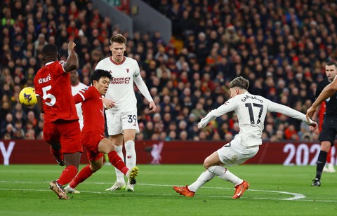 Alejandro Garnacho (kanan) melepaskan sepakan dalam pertandingan Liga Inggris 2023/24 antara Liverpool vs Manchester United di Stadion Anfield, Minggu (17/12). Foto: Molly Darlington/Reuters