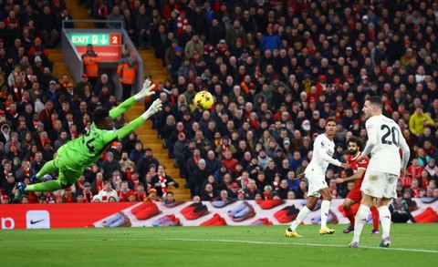 Andre Onana (kiri) melakukan penyelamatan dalam pertandingan Liga Inggris 2023/24 antara Liverpool vs Manchester United di Stadion Anfield, Minggu (17/12). Foto: Molly Darlington/Reuters