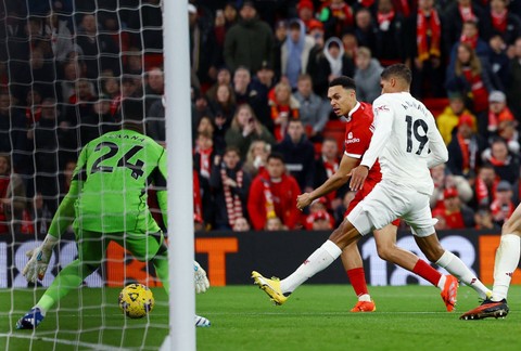 Trent Alexander-Arnold (tengah) melepaskan sepakan dalam pertandingan Liga Inggris 2023/24 antara Liverpool vs Manchester United di Stadion Anfield, Minggu (17/12) Foto: Molly Darlington/Reuters