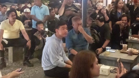 Cawapres Koalisi Indonesia Maju, Gibran Rakabuming Raka melakukan diskusi bersama sejumlah komunitas dan pegiat UMKM di Aming Coffee, Pontianak, Kalimantan Barat, Minggu (17/12) Foto: Fadlan/kumparan