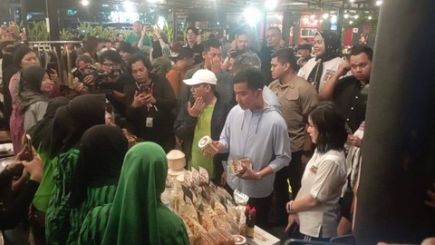 Cawapres Koalisi Indonesia Maju, Gibran Rakabuming Raka melakukan diskusi bersama sejumlah komunitas dan pegiat UMKM di Aming Coffee, Pontianak, Kalimantan Barat, Minggu (17/12) Foto: Fadlan/kumparan