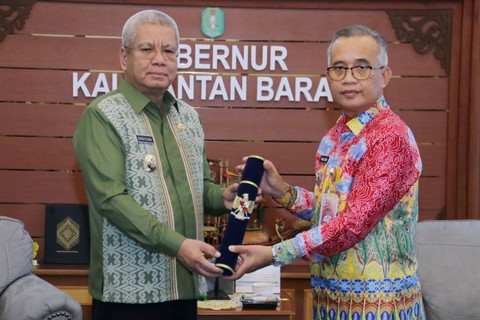 Pj Gubernur Kalbar, Harisson menyerahkan SK Pj Wali Kota Singkawang kepada Sumastro. Foto: Dok, Adpim Pemprov Kalbar