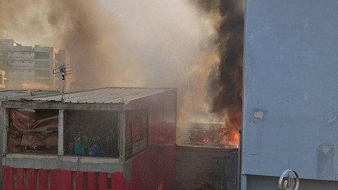 14 Unit pemadam kebakaran dikerahkan untuk padamkan kebakaran di sebuah rumah yang berada di Kwitang Senen, Senin (18/12). Foto: Sudin Gulkarmat Jakpus
