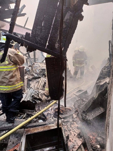 14 Unit pemadam kebakaran dikerahkan untuk padamkan kebakaran di sebuah rumah yang berada di Kwitang Senen, Senin (18/12). Foto: Sudin Gulkarmat Jakpus