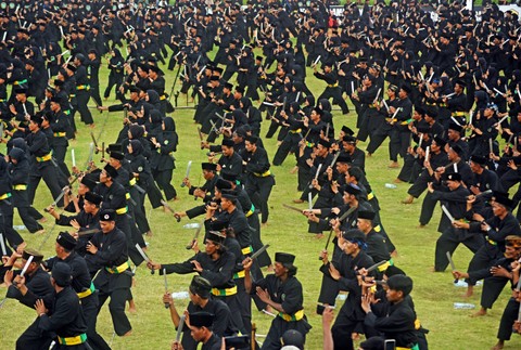 Sejumlah pesilat mengikuti atraksi pencak silat jurus Tapak Karuhun Banten di Serang, Minggu (17/12/2023). Foto: Asep Fathulrahman/Antara Foto