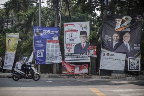 Sejumlah Alat Peraga Kampanye (APK) terpasang di jalur trotoar dan sarana publik di kawasan Warung Buncit, Jakarta Selatan, Senin (18/12). Foto: Jamal Ramadhan/kumparan