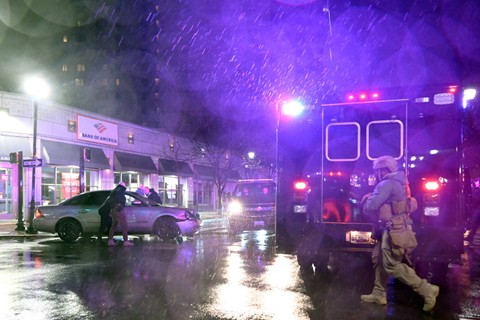 Petugas mengecek mobil yang menabrak iring-iringan mobil SUV, saat Presiden AS Joe Biden meninggalkan markas kampanyenya di Wilmington, Delaware pada Minggu (17/12/2023). Foto: Andrew Caallero-Reynolds/AFP